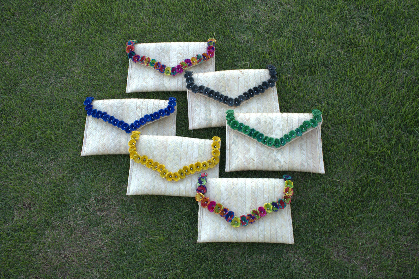Cartera tipo sobre natural con flores
