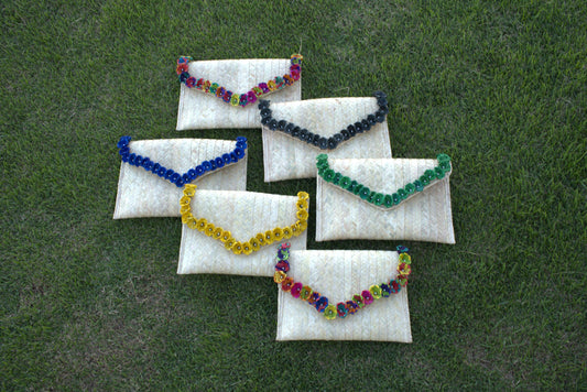 Cartera tipo sobre natural con flores