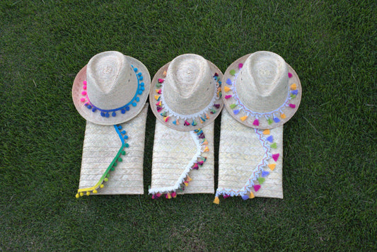 Duo sombrero y cartera tipo sobre decorada
