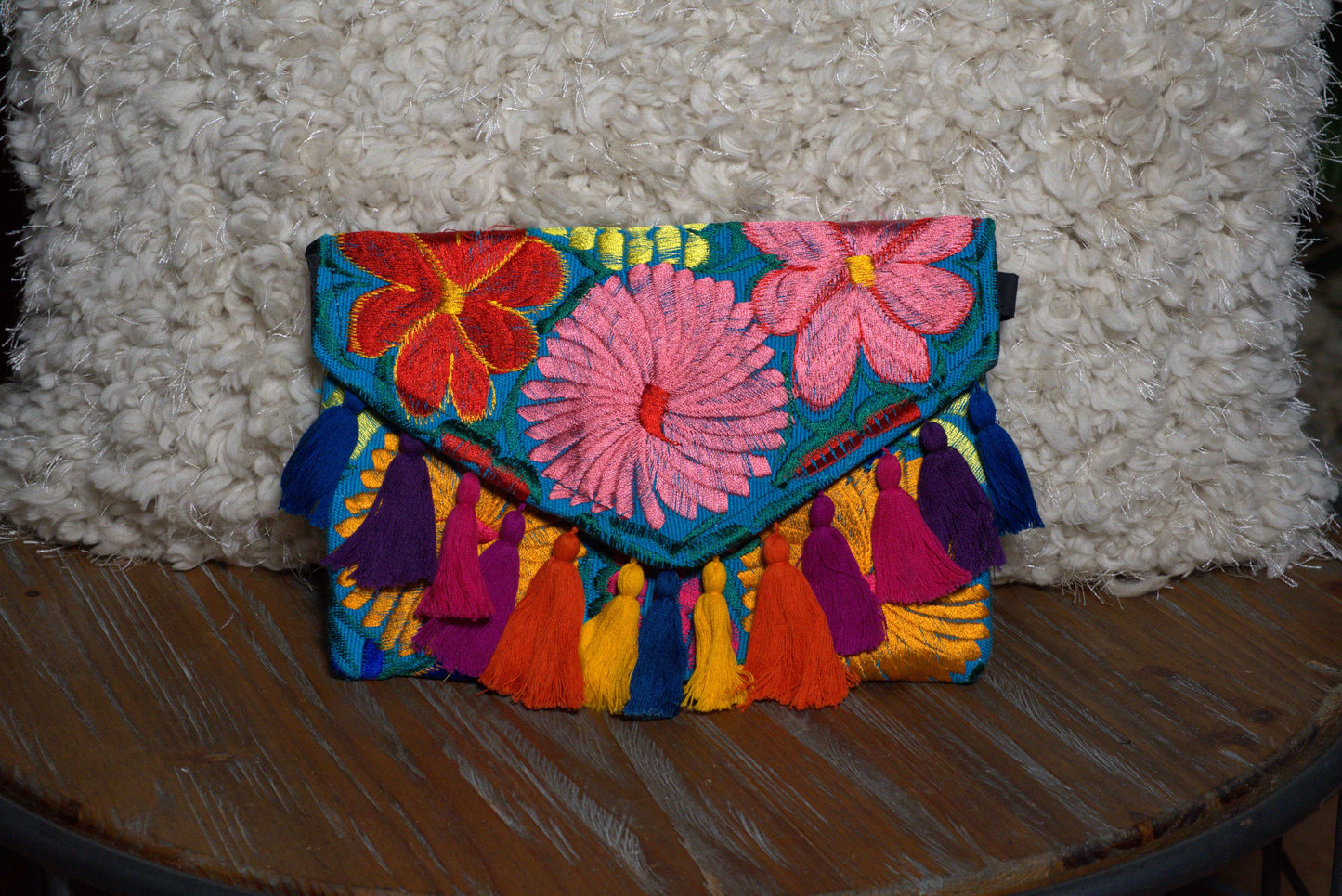 Cartera tipo sobre flores cocida a mano