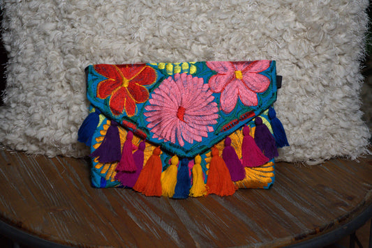 Cartera tipo sobre flores cocida a mano