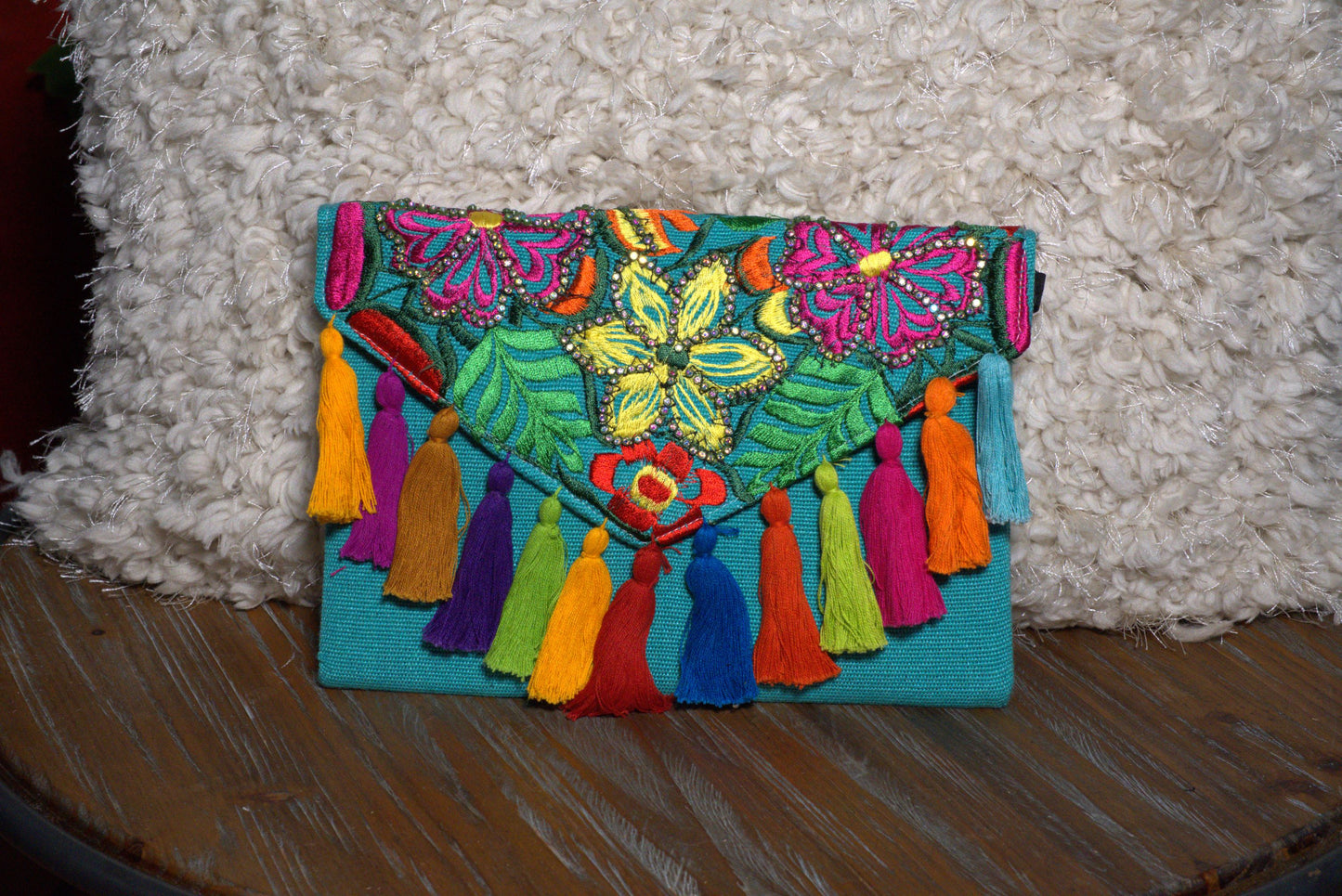 Cartera tipo sobre flores cocida a mano