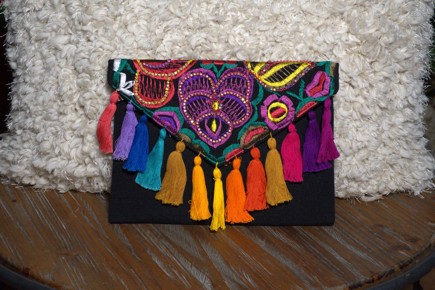 Cartera tipo sobre flores cocida a mano