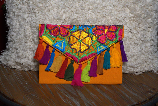 Cartera tipo sobre flores cocida a mano